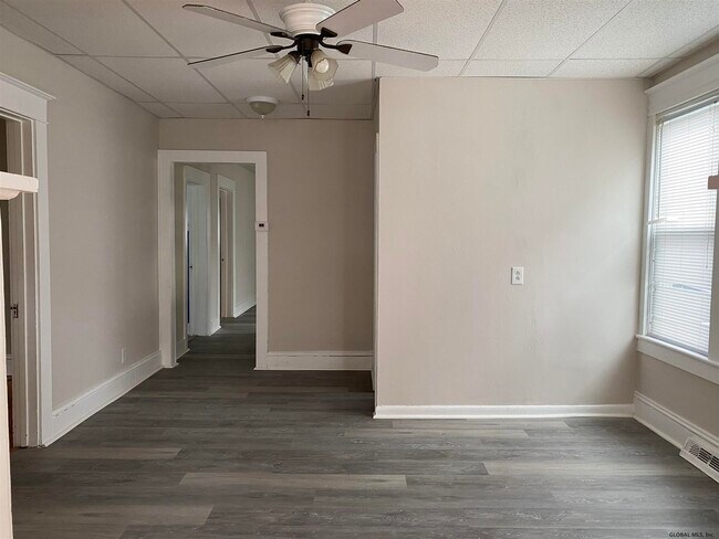 Building Photo - 1018 Regent St