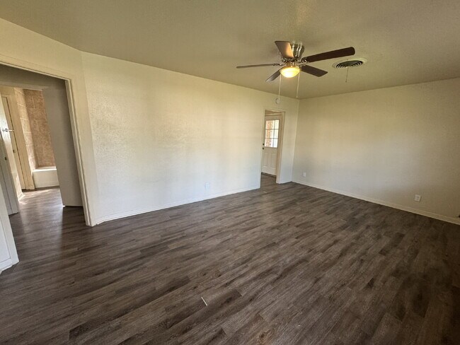 Building Photo - Good looking, updated 2 bedroom close to c...