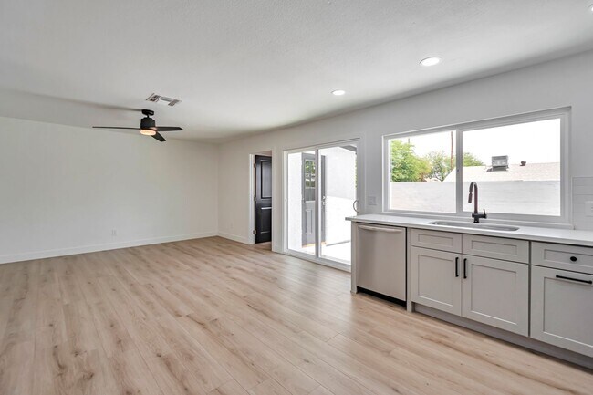 Building Photo - 3 Bedroom 2 Bath with Pool!