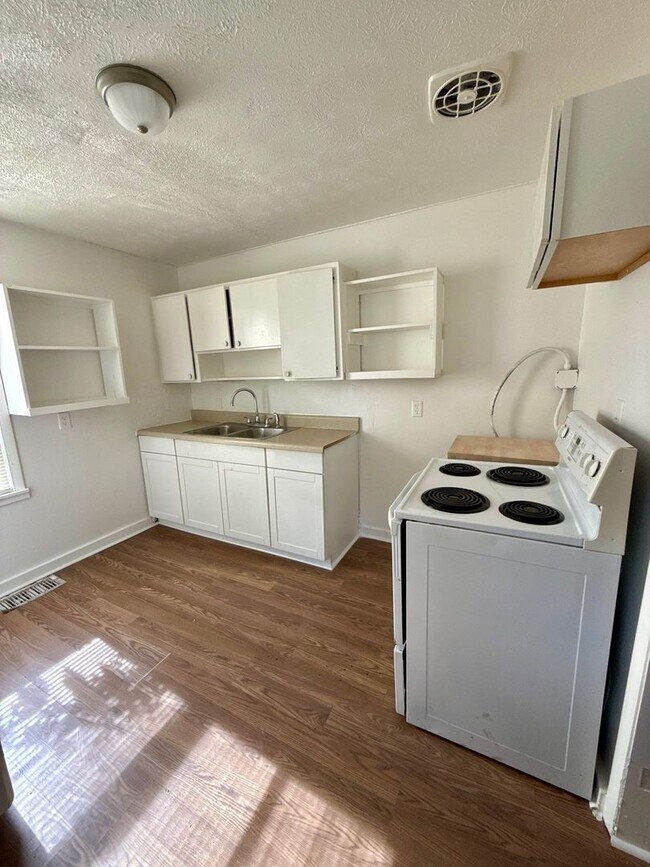 Building Photo - Large Single Family House for Rent.