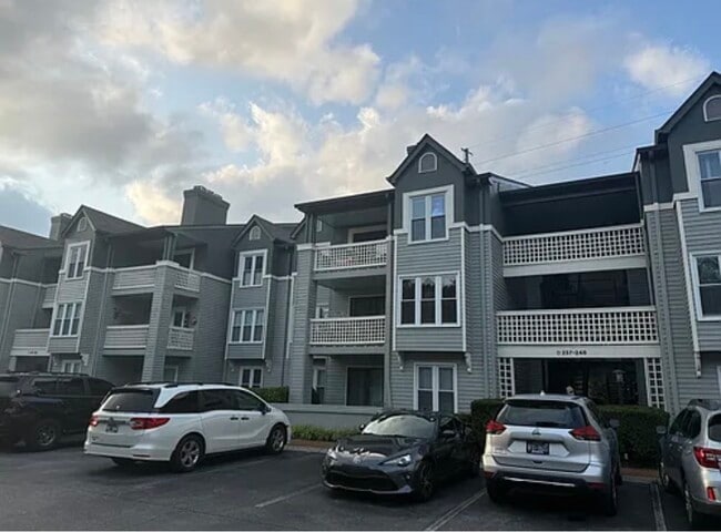 Building Photo - 237 Hillsboro Pl