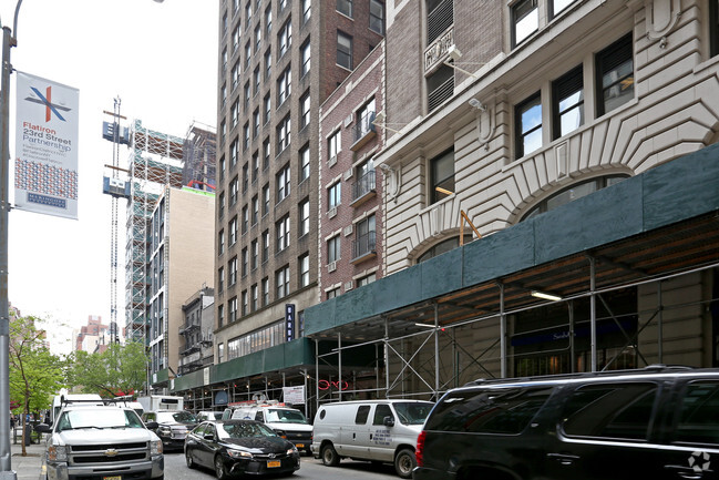 Street Parking - 114 E 27th St