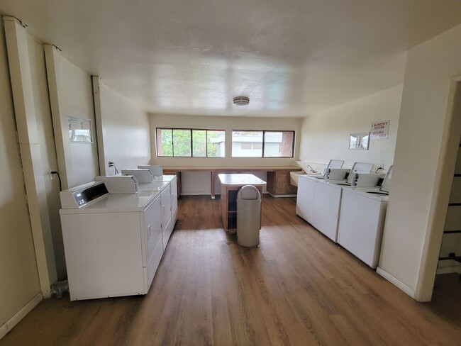 Foto del edificio - 2 bed/ 1 bath with big Backyard in Escondido