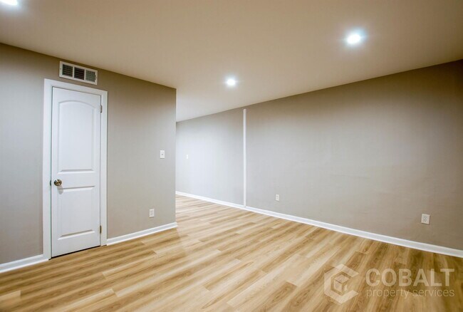 Foto del edificio - 886 St Charles Ave NE