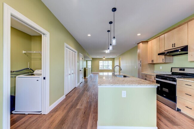 Building Photo - Updated 2 Bed 2 Bath Near SSM Cardinal Gle...