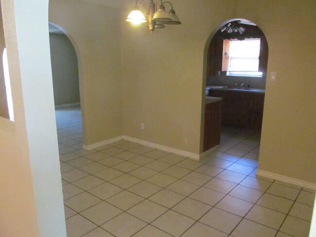 Building Photo - 313 Merrill Dr