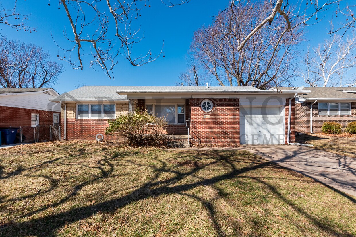 Primary Photo - 907 S Drury Ln