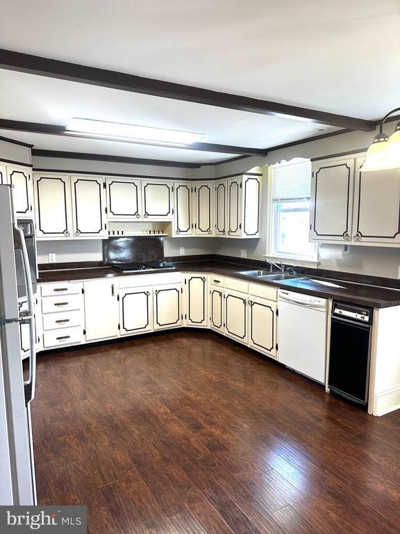 Building Photo - 659 N Main St