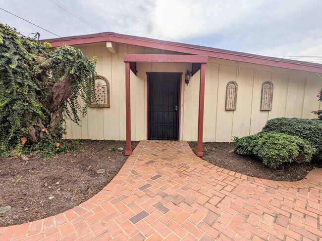 Building Photo - Lovely Ranch Style Home in Vista!
