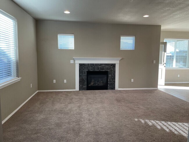 Foto del edificio - Come Home to This Beautiful 3 Bedroom 3 Bathroom 2 Story Home!!!