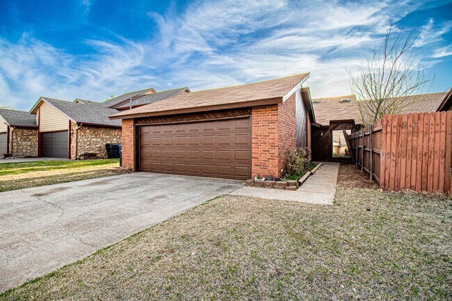Foto del edificio - 2 Bed 2 Bath in OKC! Half off on the first...