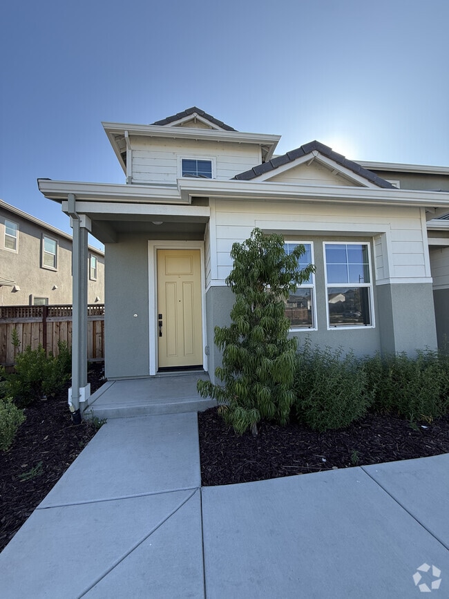 Building Photo - 2750 Tacoma Dr