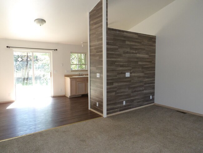 Building Photo - Home in CDA Place!