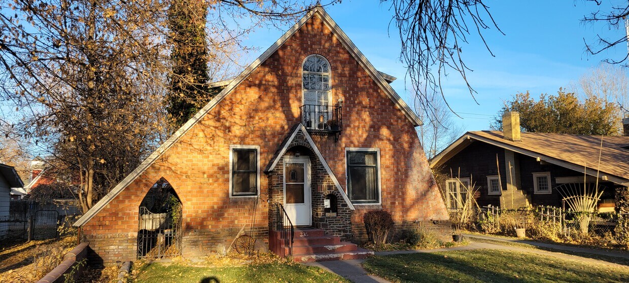 Primary Photo - 235 7th Ave E