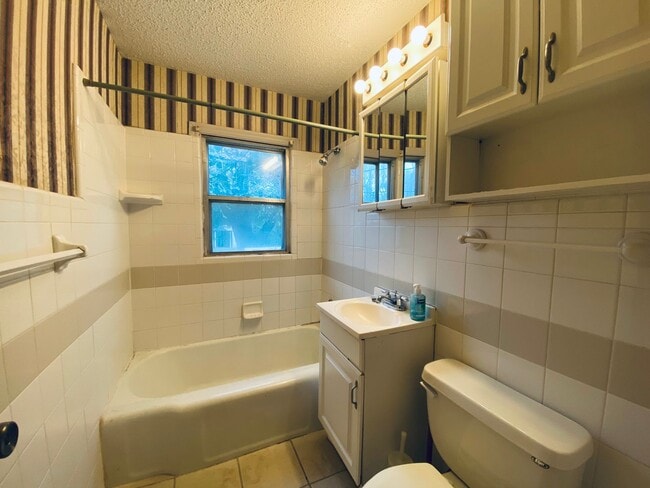 Photo - Charming 3-Bedroom Home for Rent in Centra...