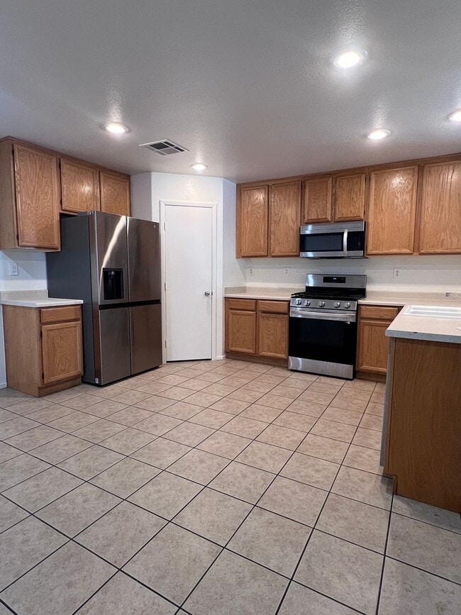 Building Photo - MOVE IN TODAY! 3 bed 2.5 bath home in the ...
