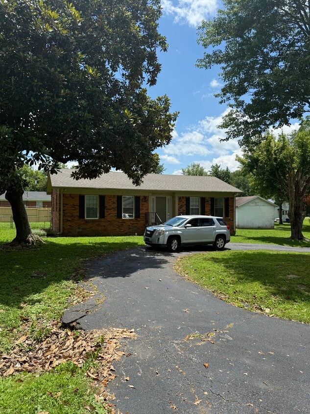 Building Photo - 3 br, 1 ba brick