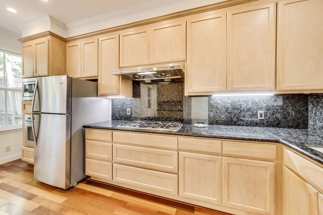Building Photo - Rare Telegraph Hill Rental – Spacious 3BD/...