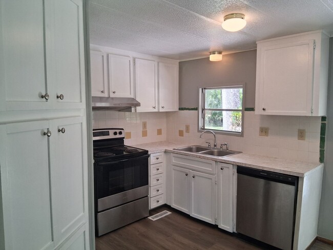 Building Photo - 2 bedroom 2 bathroom Lake House with a bonus room