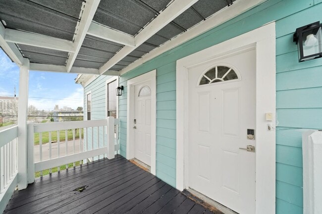 Building Photo - 701 28th St