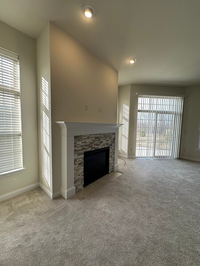 Building Photo - Fabulous Brookfield Ranch Style Condo Avai...