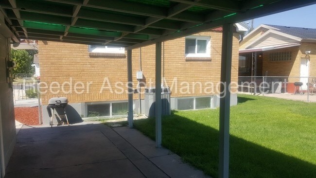 Foto del edificio - 3 bed, 2 bath, 2 kitchens single family home