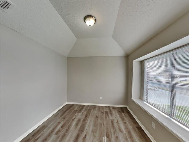 Building Photo - 17703 Seven Pines Dr