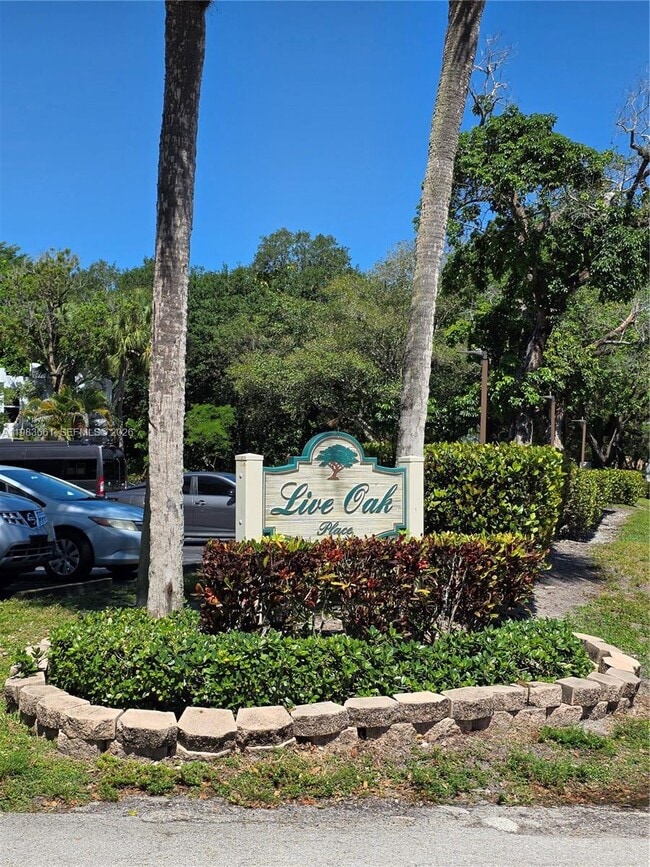 Building Photo - 9450 Live Oak Pl