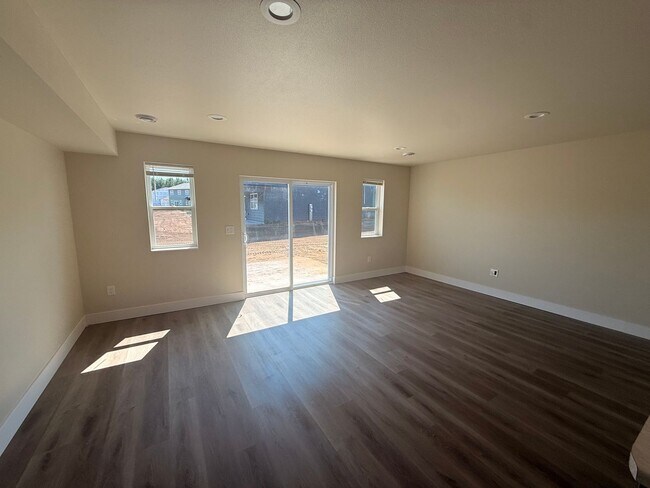 Foto del edificio - 3040 Bennington Pl