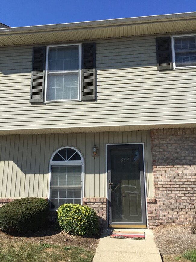 Building Photo - 730 E Sherwood Hills Dr