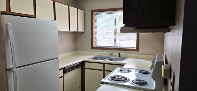 Building Photo - 429 Berkshire Dr