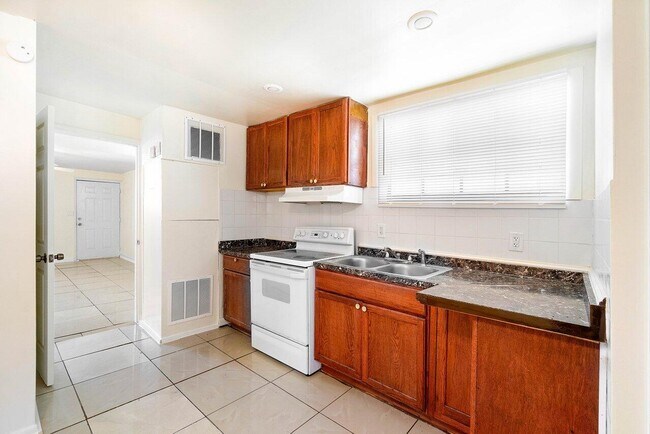 Building Photo - 3802 Melaleuca Ln