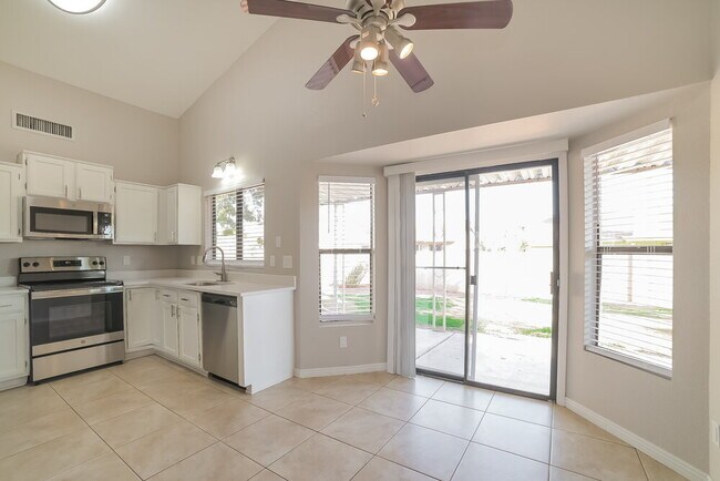 Foto del edificio - 677 W Shawnee Dr