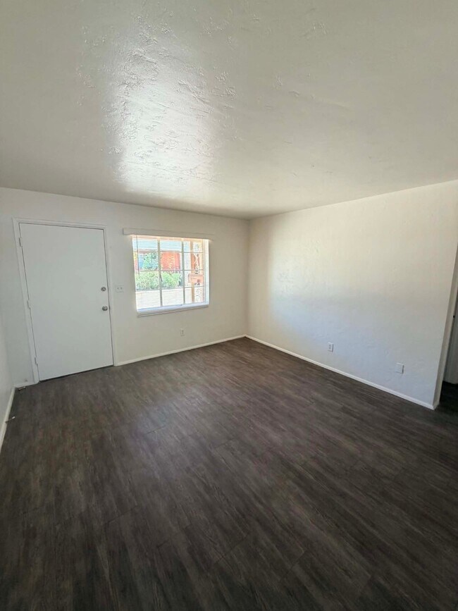 Foto del edificio - 3571 E 3rd St