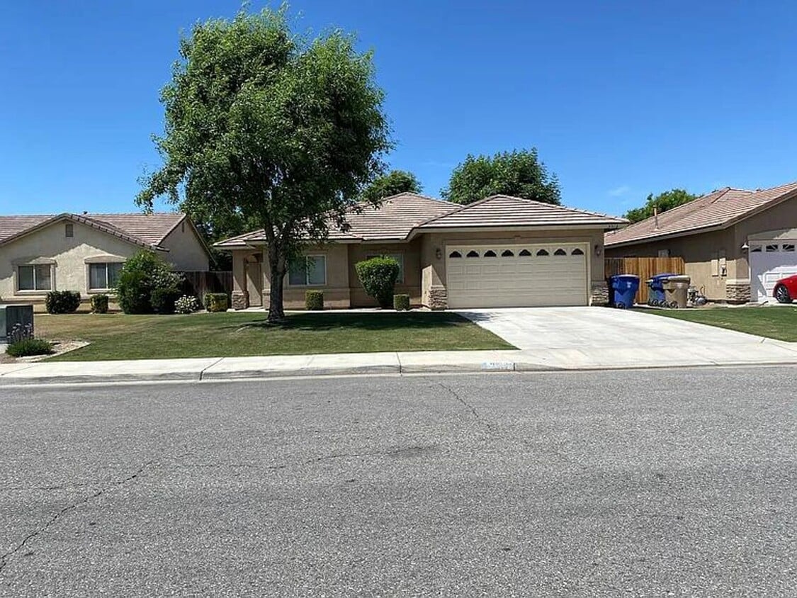 Primary Photo - Bakersfield Great Family home