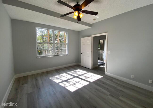 Foto del edificio - 230 Village Blvd