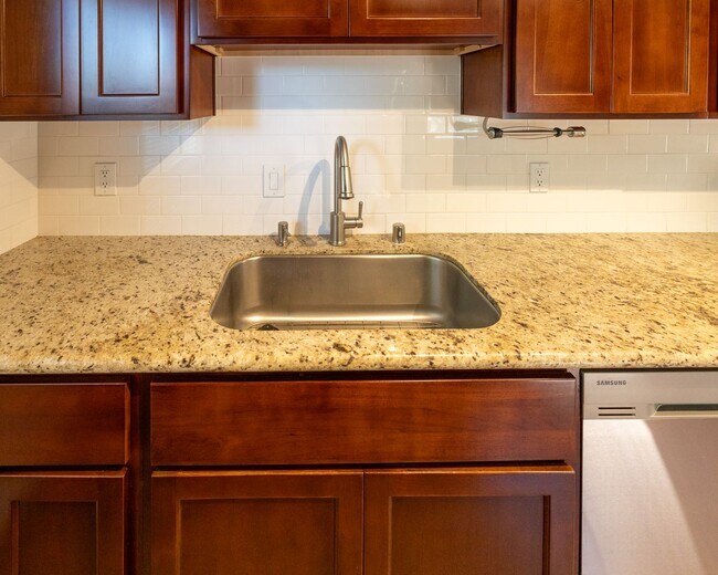 Foto del edificio - Beautifully updated 2 Bedroom Near Downtown!
