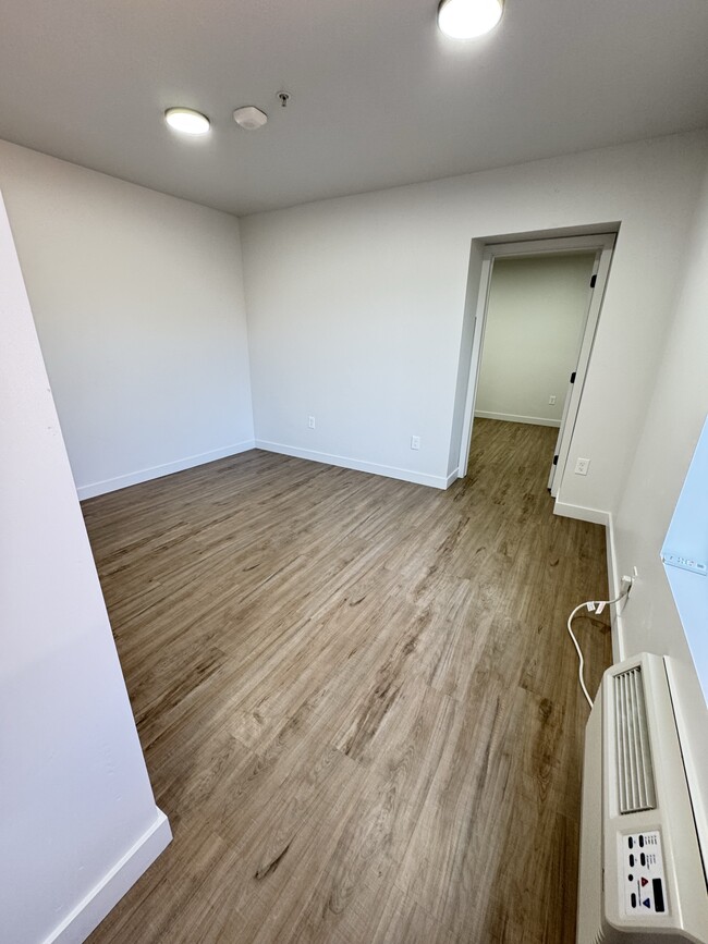 Building Photo - Completely Renovated Apartment!