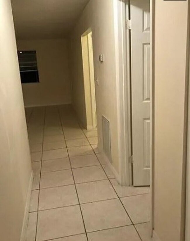Foto del edificio - 2 bed 1 bath with 855 sf. Great location b...