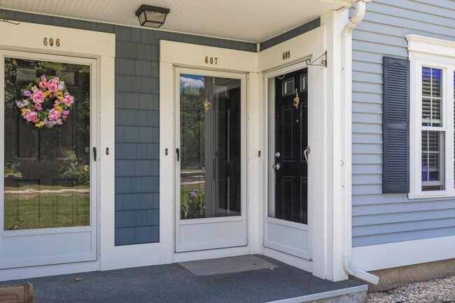 Building Photo - 608 Springbrook Cir