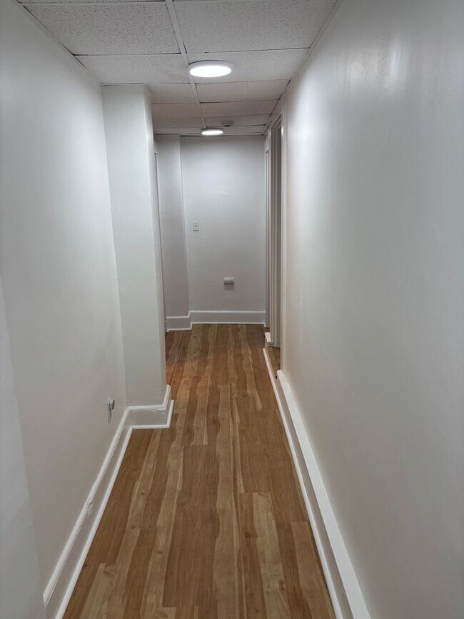 Building Photo - 3Br/1Bth, Available NOW. Great for a roommate students. MUST SEE!!