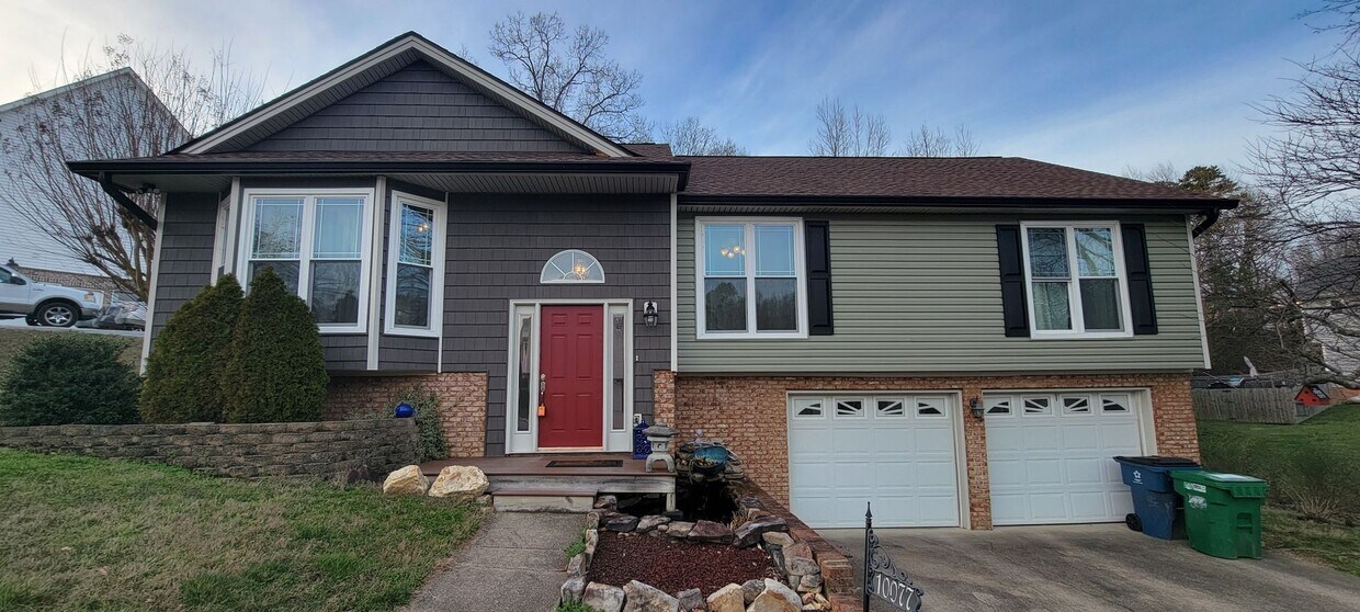 Primary Photo - Fantastic 3 BR and 2 Bath Split level 2052...