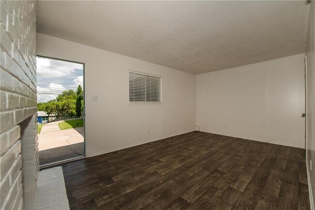 Foto del edificio - 1600 Parker Ln