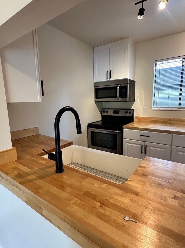 Foto del edificio - Fully Updated Townhouse in Mid-Town Ft Col...