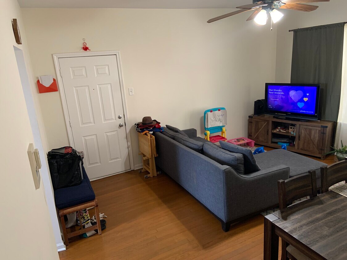 Living Room - 4857 N Lawndale Ave