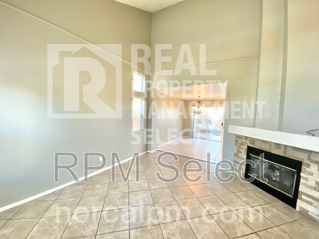 Foto del edificio - 8212 Shannon Oak Ln