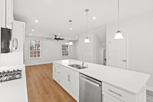 Foto del edificio - 4 Bedroom Townhouse in 751 South- Availabl...