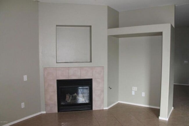 Building Photo - Beautiful 3 Bedroom, 2.5 Bath Home w/Open Floor Plan and Loft! Large Backyard with Fire Pit! Wash...