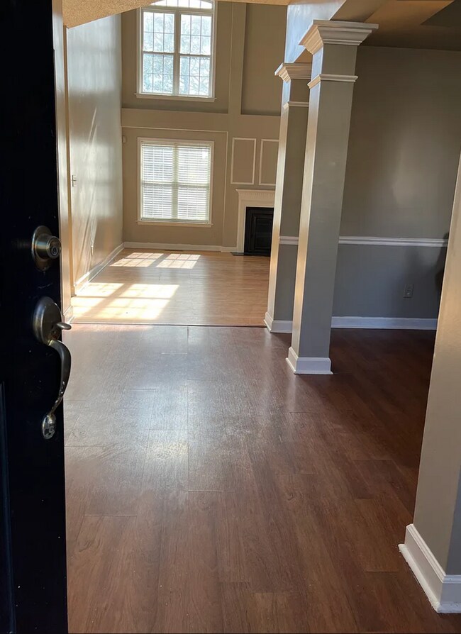 Foto del edificio - Spacious beautiful 5 bedroom 2.5 bath home...