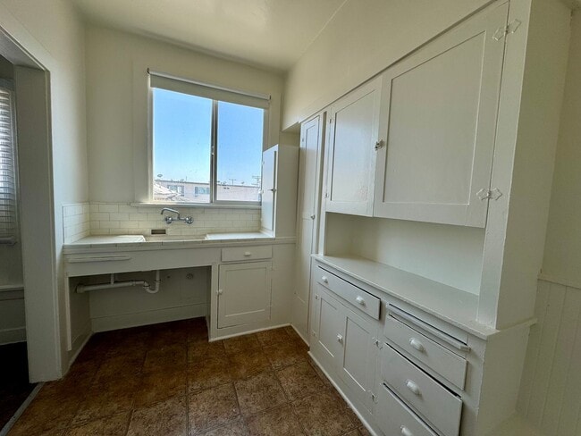Building Photo - Spacious and bright Large Studio Centrally...